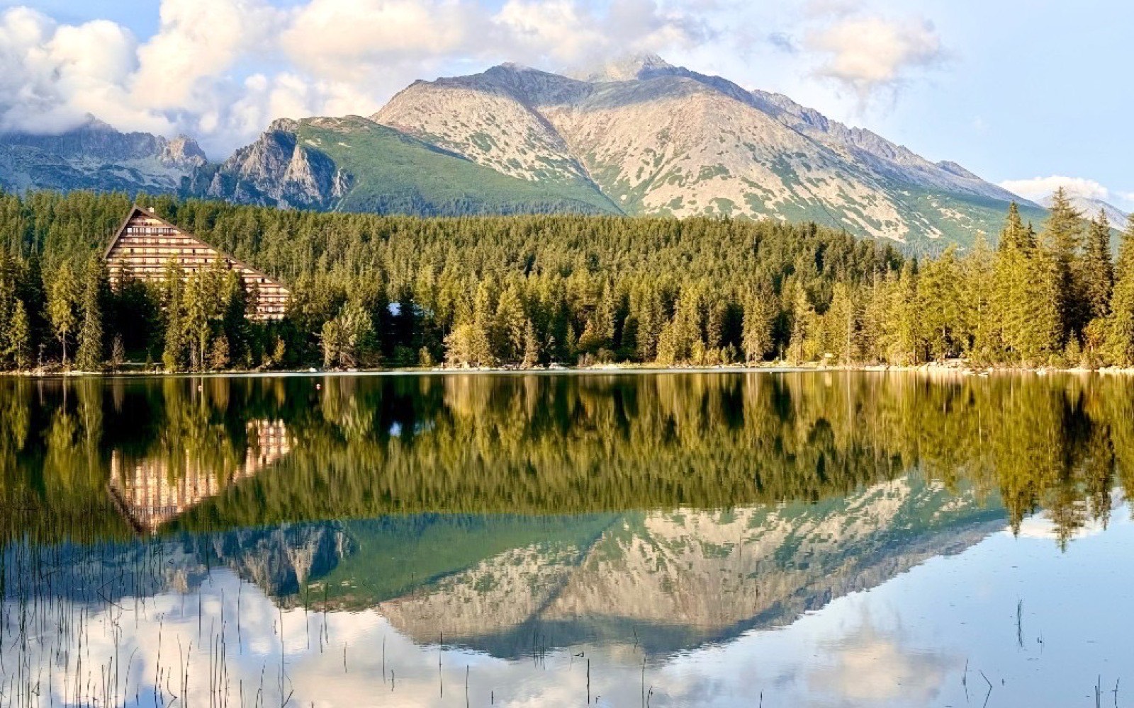 Szczyrbskie Jezioro z panoramą słowackich Tatr